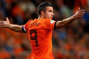 训练结束后球队统一参加媒体活动展示良好精神风貌，训练结束后,进行总结讲评