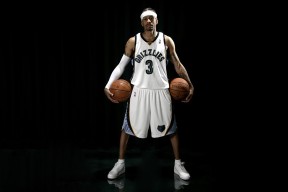 体育记者深入前线还原比赛背后未被发现的故事，体育新闻记者