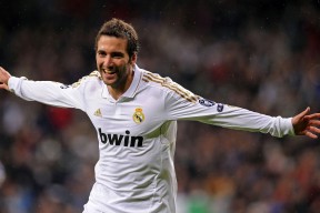 教练组强调首发名单确定将以状态表现为唯一评估标准，教练队伍