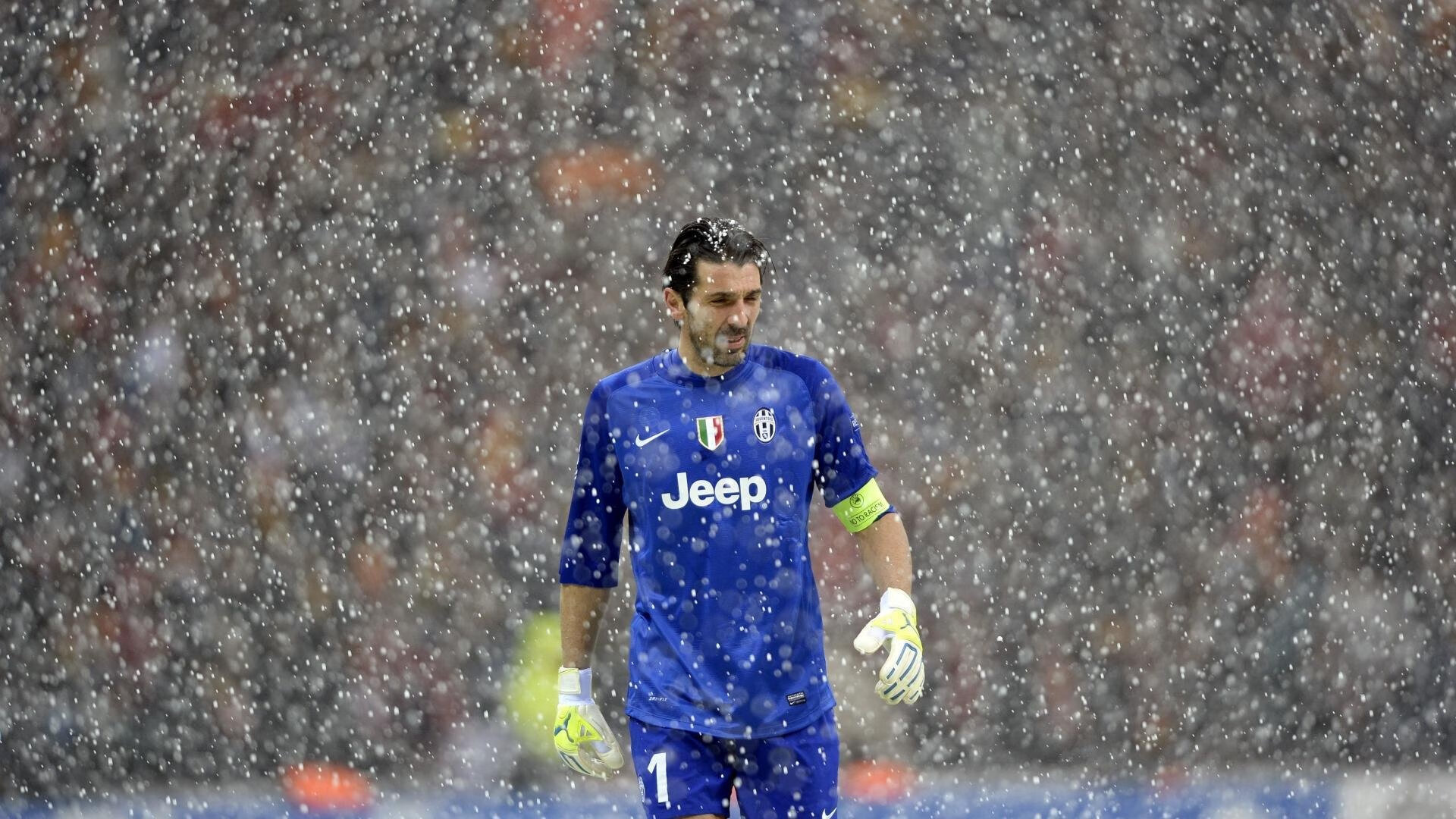 主教练部署三中卫阵型形成后场铁桶阵有效限制对手传控，三中卫阵型最怕什么